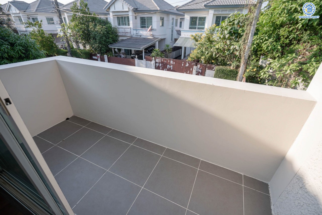 บ้านมือสองตกแต่งใหม่ ดีไซน์สวย โครงการ ชวนชื่นโมดัส จรัญฯ-ปิ่นเกล้า หลังมุม เนื้อที่ 54.7 ตร.ว. ฟังก์ชัน 3 ห้องนอน 2 ห้องน้ำ 1 ห้องอเนกประสงค์ จอดรถได้ 2 คัน รองรับทุกกิจกรรม บนทำเลเชื่อมต่อหลายเส้นทาง ใกล้จุดขึ้นทางด่วน "ประจิมรัถยา" และรถไฟฟ้าสายสีแดง "สถานีบางบำหรุ"